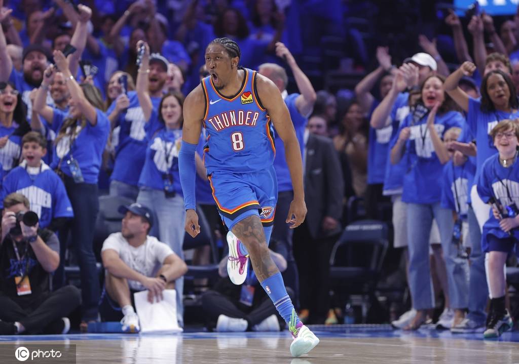 NBA官方：杰伦威穿印有不雅语言服装接受采访 罚款2.5万美元