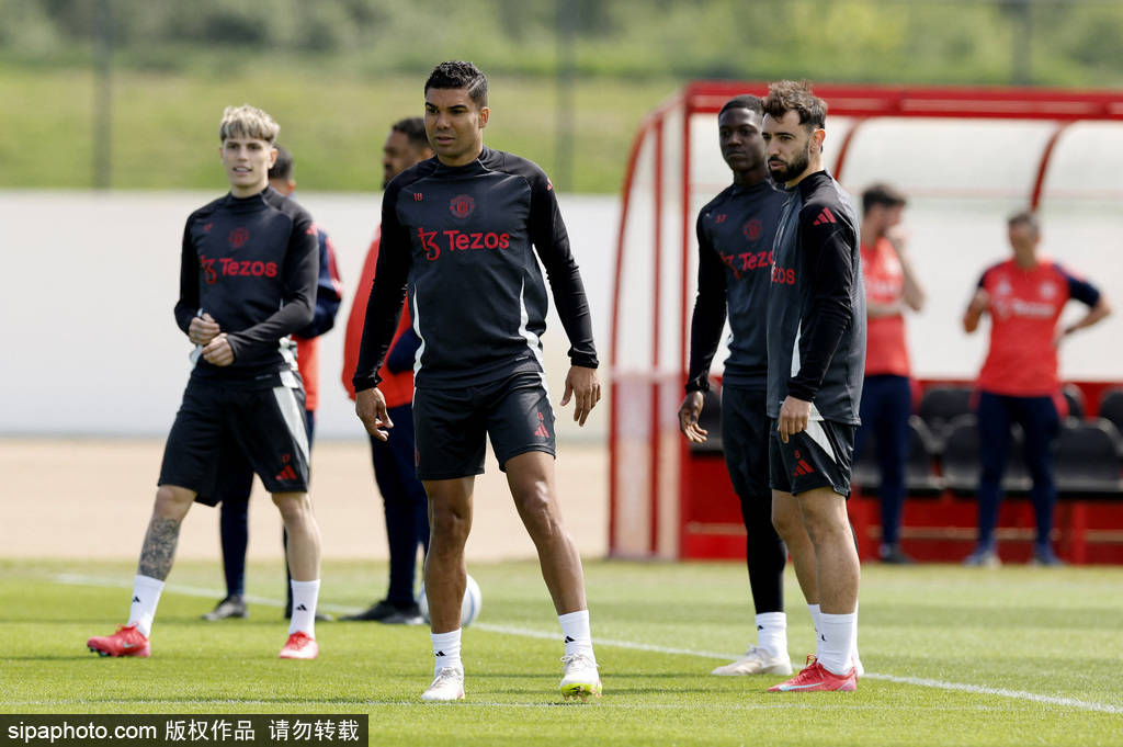 曼联地震级调整：加纳乔恐被甩卖！铁三角雷打不动，阿莫林葫芦里卖的什么药？